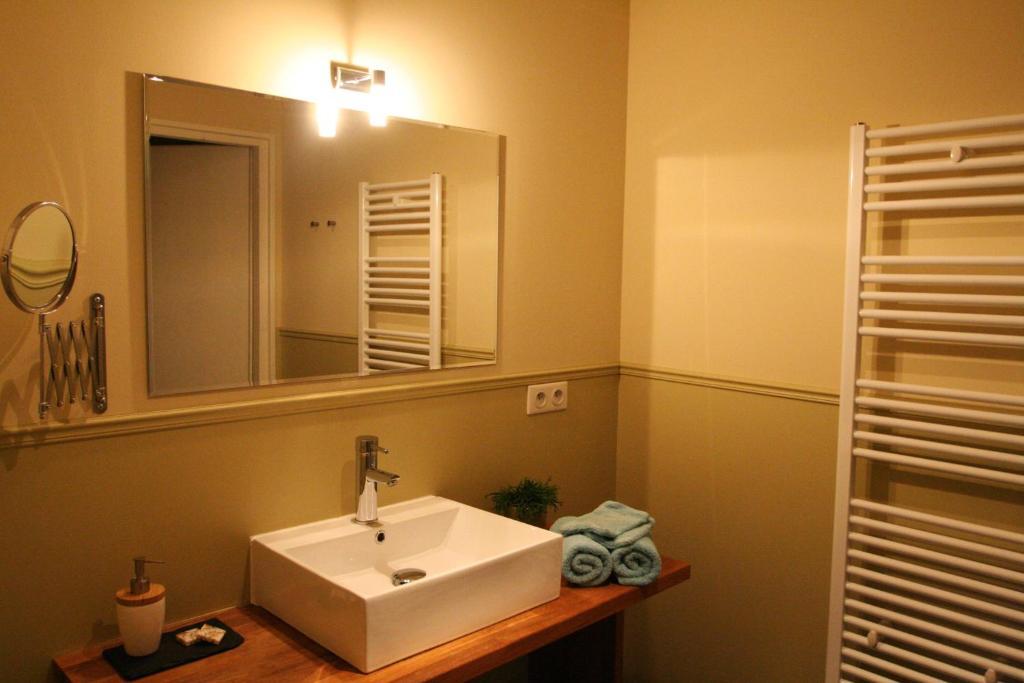 Bleu Raisin Bed & Breakfast Les Salles-de-Castillon Bilik gambar